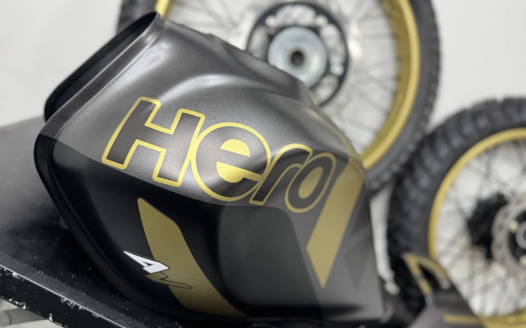 Calcomanías originales vs genéricas y cómo personalizar una moto legalmente en Colombia